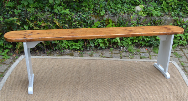 banc ancien en bois peint extrémités arrondies