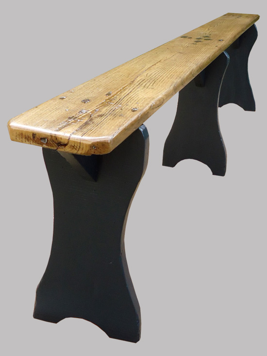 Long banc campagnard ancien avec 3 pieds