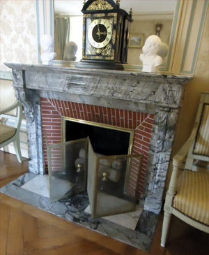 Décor de faux marbre pour une cheminée sur mesure en bois