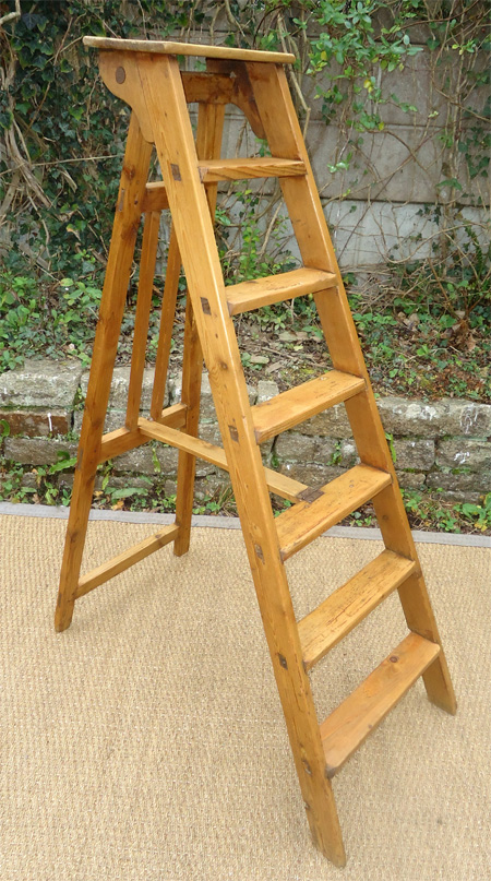 Petit Escabeau en bois massif 1930