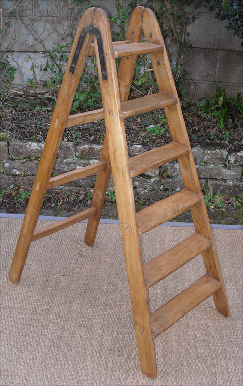 Joili petit escabeau en bois pratique pour maison et bibliotheque