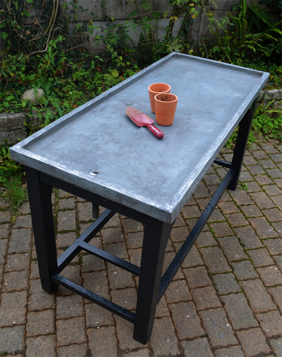 Ancienne table à rempoter avec plateau de zinc