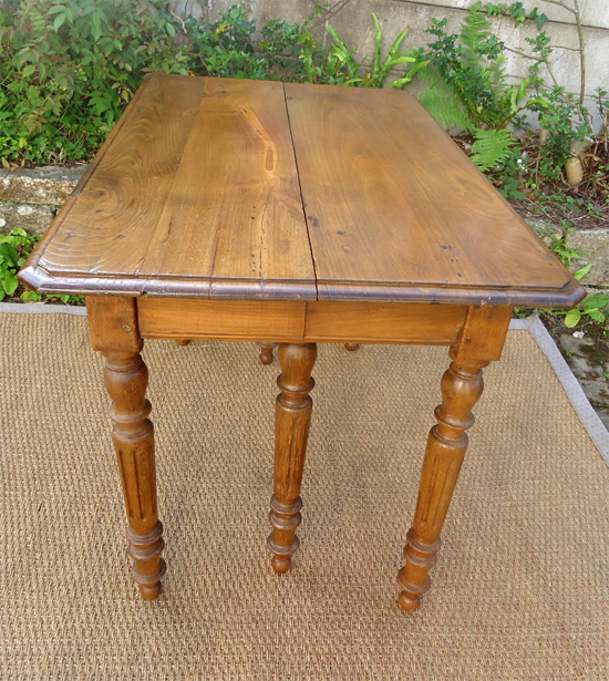 Belle table rectangulaire ancienne en chataignier avec allonges