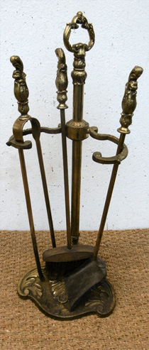 Serviteur de cheminée en métal finition vieille fonte, accessoires  suspendus, ambiance fer forgé ancien (pince, tisonnier