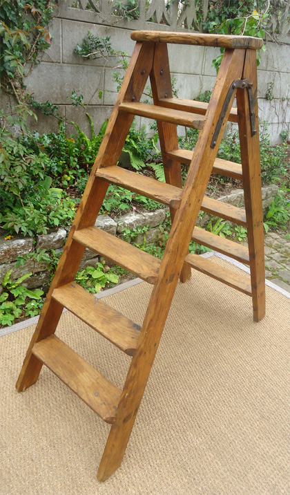 PETIT ESCABEAU de bibliothèque en bois naturel pliant. …